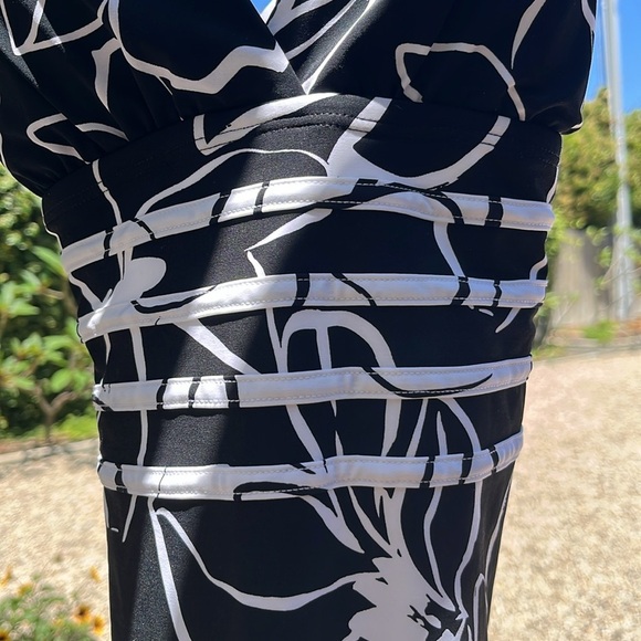 NWT La Blanca Moonlight Crossback One PieceChic Black and White Swimsuit Size 12 - Picture 5 of 9